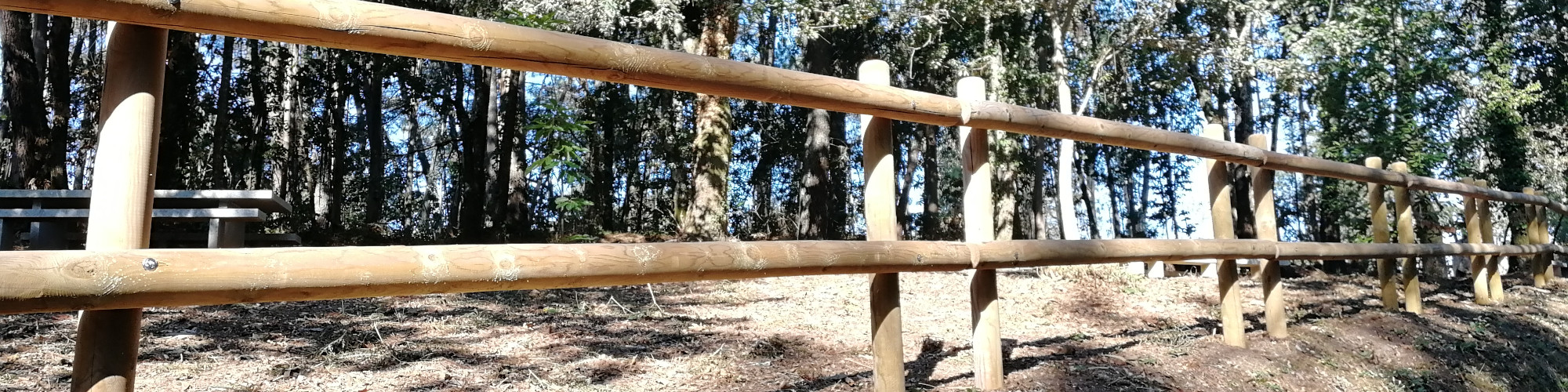 Vedação rústica em madeira tratada