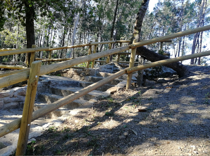 Vedação rústica em madeira tratada